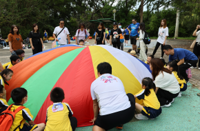 相片4：家長和學生投入親子「彩虹傘」